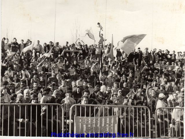 1979 la foule à J.Laville : gradins virage Ouest
